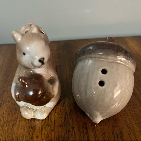 vintage squirrel and acorn salt and pepper shaker set. - Picture 5 of 9